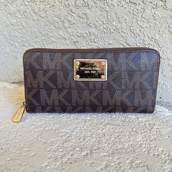 Michael Kors jet set brown & gold logo name plate zip around wallet - Picture 1 of 9
